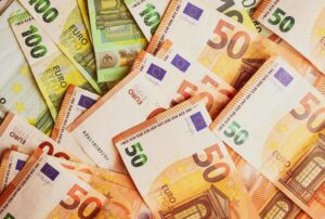 6455761-billets-en-euros-fond-textu.jpg